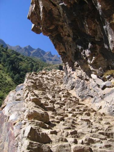 Непал. Тропа прорублена в скале.