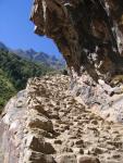 Непал. Тропа прорублена в скале.